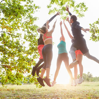 Gruppe Sportler halten die Hände zusammen